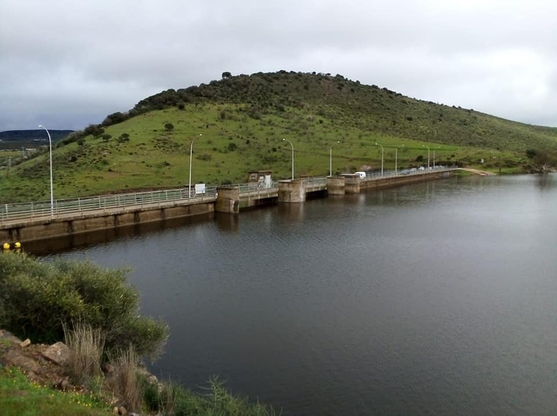 Comienza a rebosar el pantano de La Albuera del Castellar, que abastece a Zafra, Medina de las Torres y Puebla de Sancho Pérez