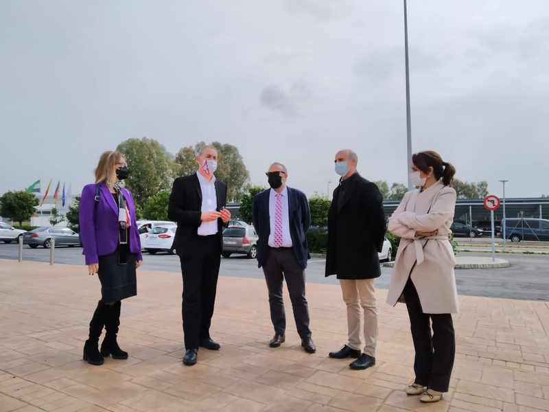El consejero de Economía y el alcalde de Zafra visitan las instalaciones de Deutz Spain y su Escuela de Negocios
