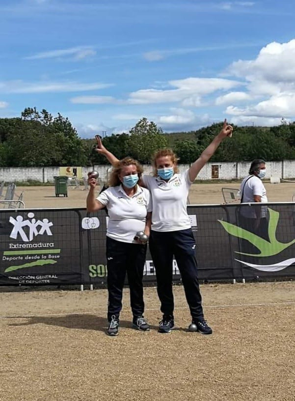 Las burguillanas Miki Díaz y Carmen Álvarez se proclaman campeonas de Extremadura de dupleta de petanca