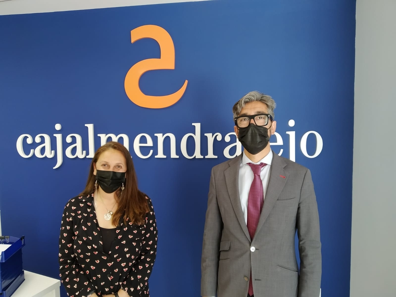 La ONG Zafra Solidaria recibe un cheque valorado en 3.000 euros de la entidad financiera Caja Almendralejo de Zafra