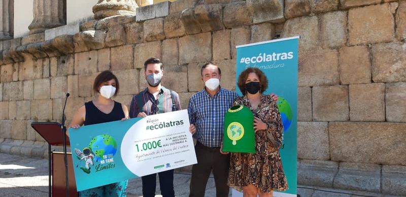 El Ayuntamiento de Valencia del Ventoso recoge el premio `Ecólatras Extremadura 2021