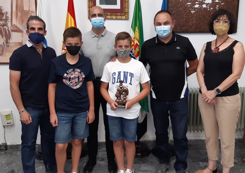El Ayuntamiento de Zafra recibe a parte del equipo de la Agrupacion de Ajedrez Ruy López, campeones de Extremadura de Primera División
