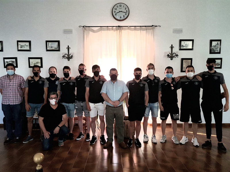 El Ayuntamiento de Fuente del Maestre realiza una recepción oficial al equipo de fútbol-sala Grupo López Bolaños tras el ascenso a 2 División B