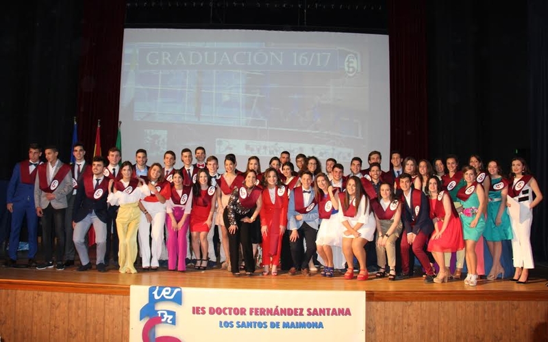 El instituto celebra el acto de graducación de 44 alumnos de segundo de bachillerato