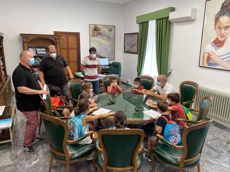 Los niños del programa Diviértete son recibidos en el Ayuntamiento de Zafra