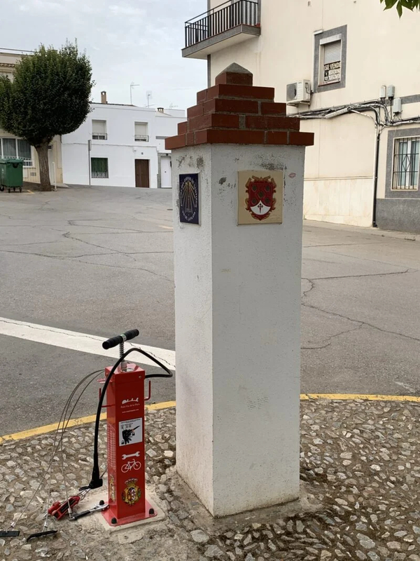 Los Santos de Maimona cuenta ya con una estación de mantenimiento y reparación de bicicletas