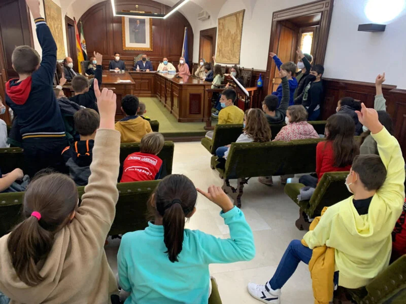 El Ayuntamiento de Los Santos de Maimona acerca la Constitución y las Instituciones Públicas a los escolares santeños