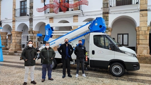 El Ayuntamiento de Fuente del Maestre presenta un nuevo camión articulado de 20 metros para el parque de maquinaria