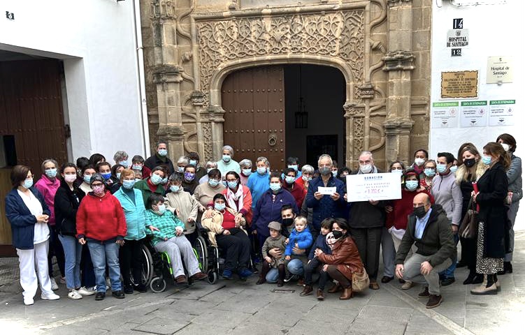 El Hotel Huerta Honda entrega 8.350 euros a la Casa Hospital de Santiago de Zafra 