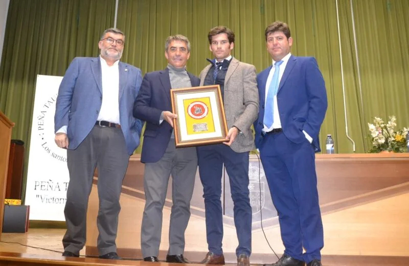 La Peña Taurina de Los Santos de Maimona entregó al torero José Garrido su premio `A la Mejor Faena a un Toro de Victorino Martín