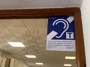 El Ayuntamiento de Los Santos de Maimona instala tres bucles magnéticos para ayudar a personas con problemas de audición