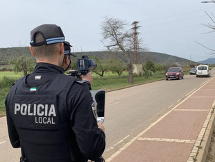 La Policía Local de Los Santos de Maimona realiza controles de velocidad esporádicos para garantizar la seguridad vial
