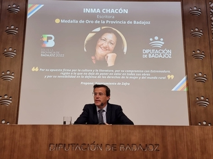 La escritora segedana Inma Chacón recibirá la Medalla de Oro de la Provincia de Badajoz 2022
