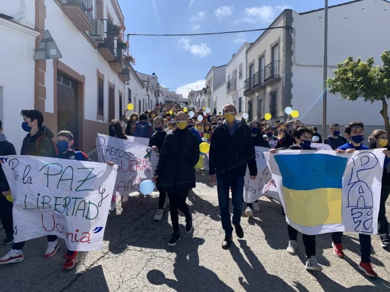 Instituto y colegios llenan las calles de Los Santos de Maimona para pedir la paz en Ucrania