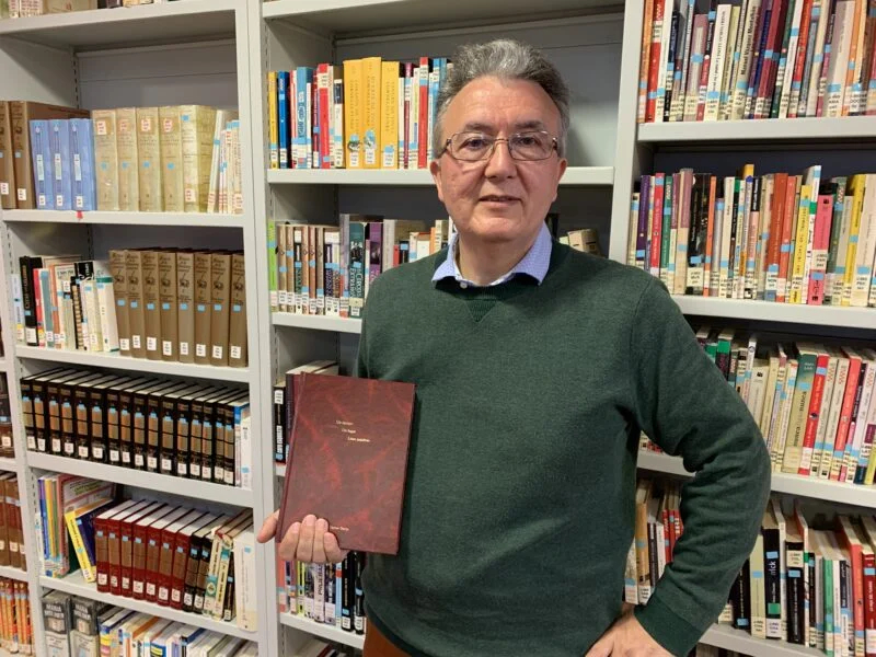 Gumer Durán dona a la Biblioteca de Los Santos su diccionario `Un tiempo, un lugar, unas palabras lleno de palabras y expresiones santeñas