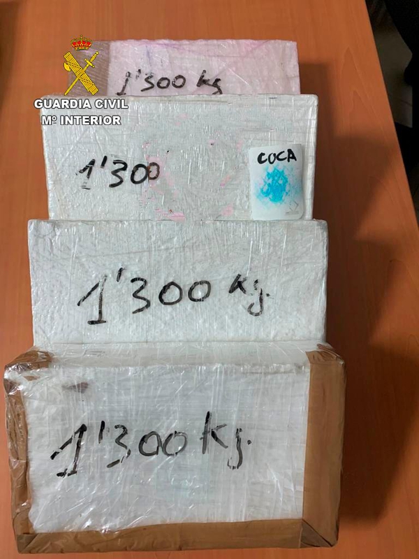 La Guardia Civil intercepta en Calzadilla de los Barros un transporte de droga con más de cinco kilos de cocaína 