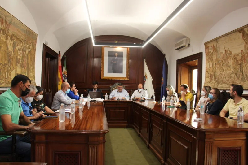 La liquidación del presupuesto 2021 del Ayuntamiento de los Santos de Maimona arroja un remanente positivo de 1,8 millones de euros