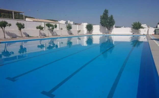 El Ayuntamiento de Los Santos de Maimona recupera el agua de las piscinas de cara a la temporada de baños 2022