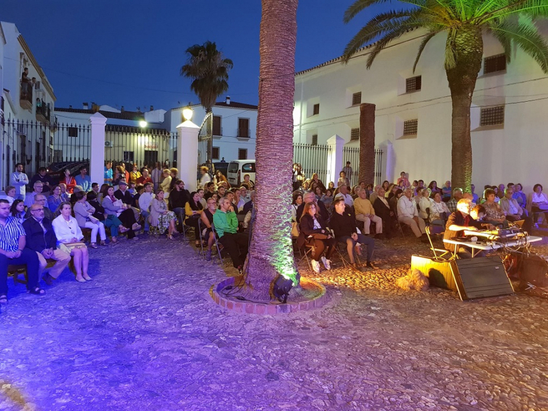 Emotiva Noche en Blanco en Fuente del Maestre con el foco en la historia del cine y fotografía antigua