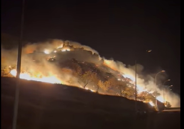 Activado el nivel I de peligrosidad en el incendio de la ladera del Castillo de Feria por la cercanía del humo a la carretera