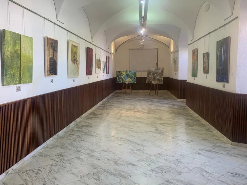 Abierta a visitas la exposición de la `Bienal Internacional de Pintura Los Santos de Maimona, Cuna de Artistas