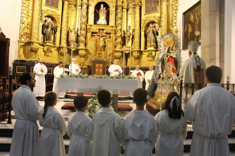 El pueblo de Los Santos de Maimona recibió emocionado la imagen restaurada de la Virgen de la Estrella