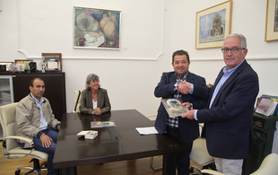 La Diputación entrega al Ayuntamiento de Fuente del Maestre la memoria valorada del fondo fotográfico de José Gordillo