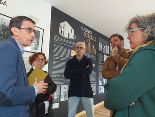 Miembros del grupo de investigación de la Unex ARDOPA visitan las exposiciones del artista fontanés José Gordillo