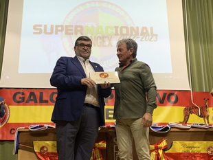 Los Santos de Maimona acogió la gala de Galardones del Club Nacional del Galgo Extremeño