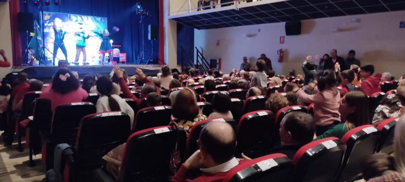 Abuelos y nietos de Fuente del Maestre disfrutaron juntos del Musical `Gran Mini Disco Show