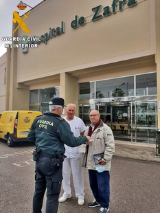 La Guardia Civil devuelve a su legitimo propietario los décimos de Lotería del Niño que extravió en Zafra