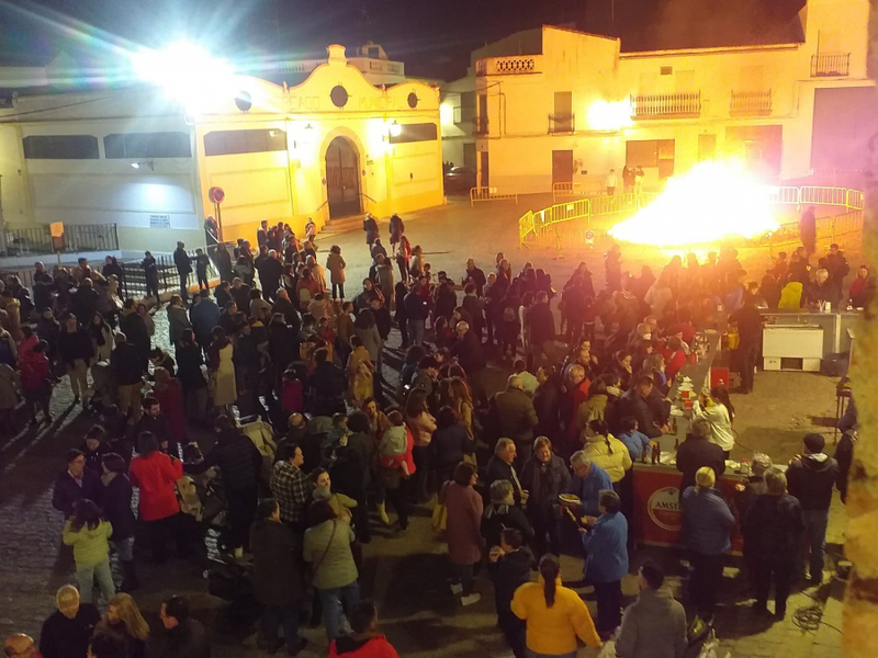 Las candelas de Vive lo Nuestro y el Gran Maestre dieron calor y color a la noche del 2 de febrero en Fuente del Maestre