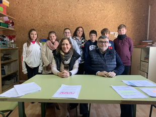El alumnado del colegio Alcalde Juan Blanco de Los Santos de Maimona conmemoraron el Da de la Radio