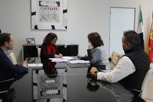 La consejera Olga García se reúne con la alcaldesa de Valencia del Ventoso para abordar la situación de las obras hidráulicas en el municipio