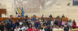 El Ayuntamiento de Los Santos de Maimona ensea la Asamblea de Extremadura y el Teatro Romano al alumnado de quinto de primaria