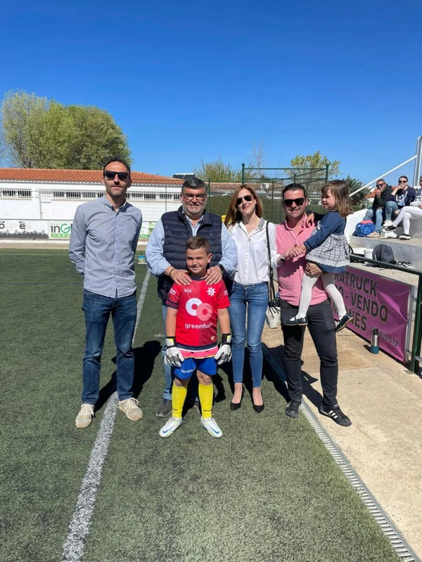 El niño que sufrió un accidente en el Footing vuelve a visitar Los Santos de Maimona totalmente recuperado