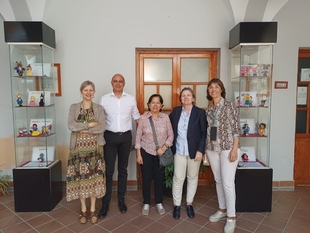 La artista zafrense M Carmen Gallardo expone una muestra de personajes de cuentos en la Casa de la Cultura de Zafra