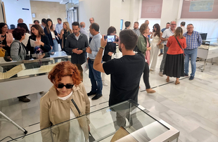 Un pergamino de 72 hojas con gran colorido de Valencia del Ventoso exhibido por la Diputacin entre otras joyas documentales