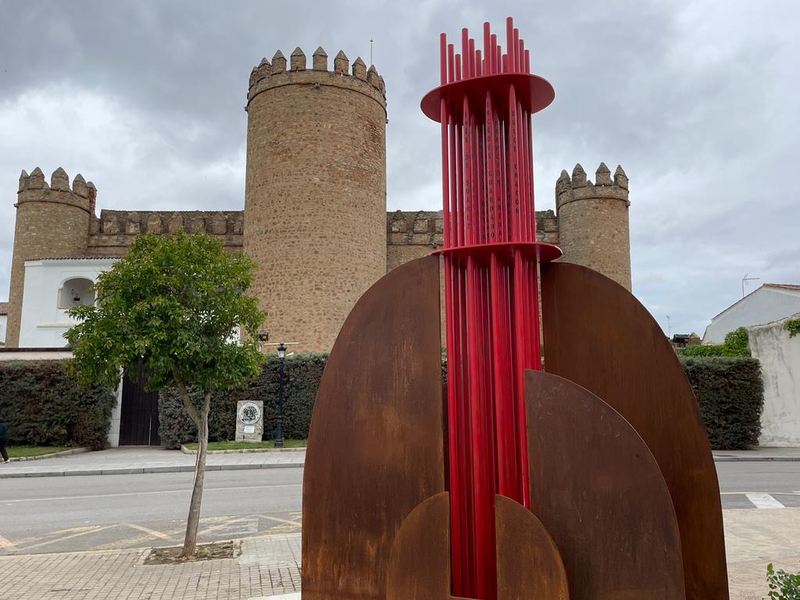 La escultura `La Menina de Zafra inaugurada hoy en la plaza del Alcázar