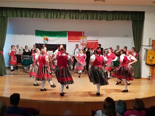 Gran exhibicin de folklore para clausurar el curso de bailes regionales de la Universidad Popular Fontanesa