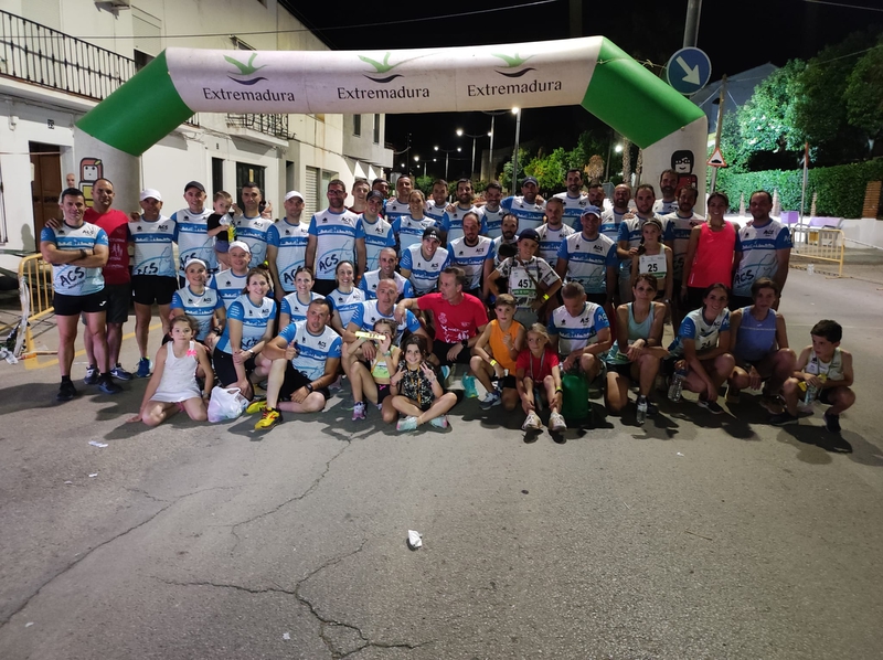 Unos 500 corredores de todas las edades participaron en la XV Nocturna Santeña