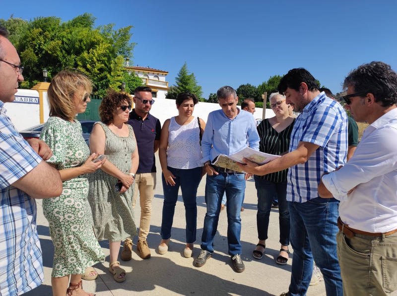 El Diputado de Infraestructuras visita las obras de acondicionamiento de caminos rurales en Burguillos del Cerro