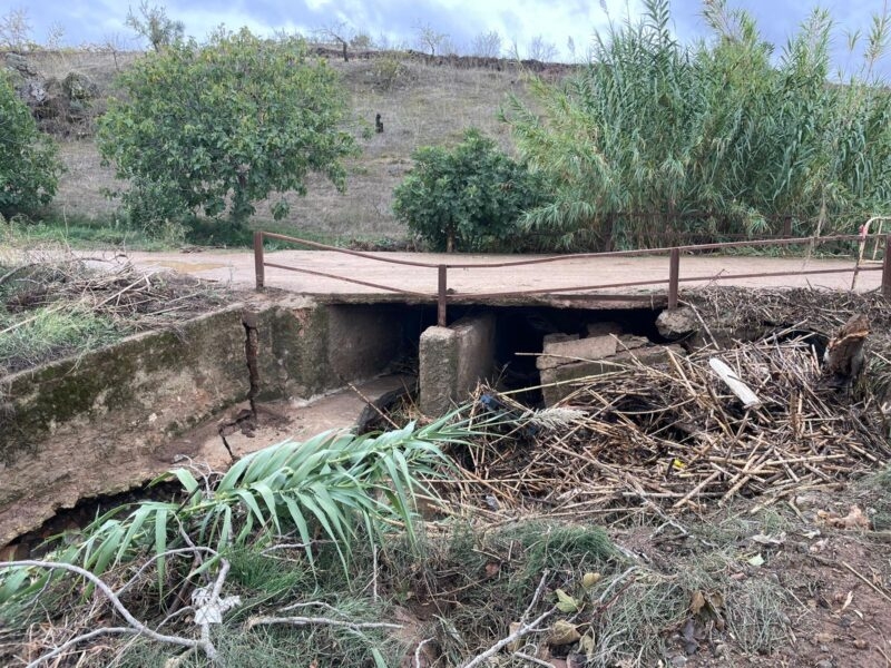 El Ayuntamiento de Los Santos de Maimona vuelve a advertir del riesgo del hundimiento del puente en el Camino de `El Chapín´