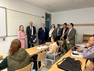 La consejera de Educación visita el CEPA `Antonio Machado´ de Zafra