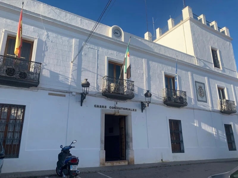 El Ayuntamiento Los Santos de Maimona firma un convenio con Diputación para que gestione los procedimientos de protección de la legalidad urbanística