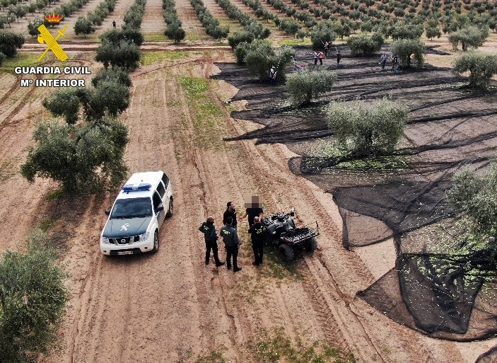 La Guardia Civil investiga a dos personas por tener a 14 trabajadores sin contrato en una explotación agrícola de Fuente del Maestre