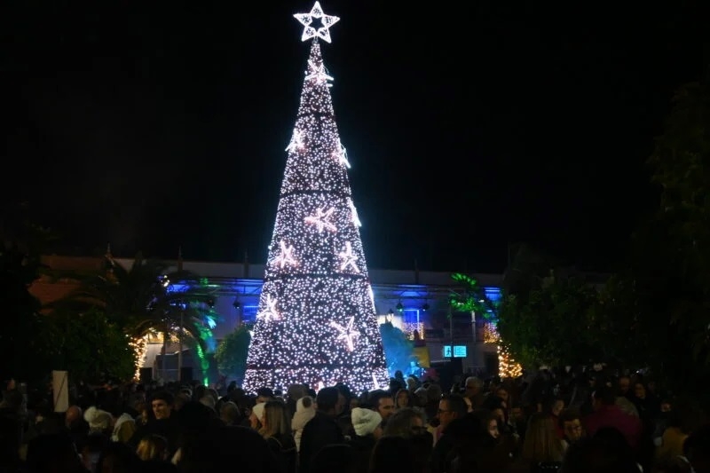 La Plaza de España de Los Santos de Maimona se llenó de público para ver encenderse la Navidad