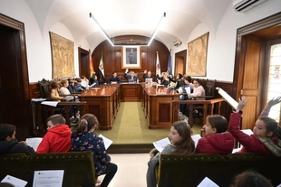 El Ayuntamiento de Los Santos de Maimona conmemora el Día de la Constitución con los escolares santeños