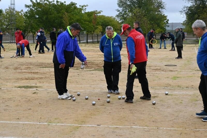 La Asociación de Amigos de la Petanca de Los Santos de Maimona celebra este sábado su torneo local de Navidad