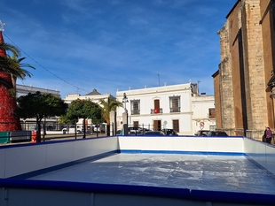 Abierta por Navidad en la Plaza de España de Los Santos de Maimona una pista de patinaje